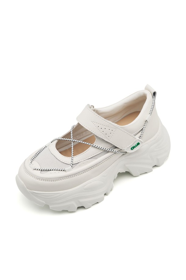 ATYP 세일 스니커즈 - CL0502 (2color)는 일상과 캐주얼 스타일을 위한 여성 스니커즈입니다. 부드러운 합성가죽 소재에 라운드 앞코 디자인으로 편안함을 더했습니다. 봄, 여름, 가을 계절에 적합하며, 슬립온 스타일과 로우컷 탑라인으로 간편하게 착용할 수 있습니다. 무지 패턴에 플랫 굽으로 제작되어 동네 마실룩, 산책룩 등 다양한 TPO에 잘 어울립니다. 캐주얼, 미니멀, 스포티한 스타일을 즐기는 여성분들께 데일리 스니커즈로 추천합니다.
