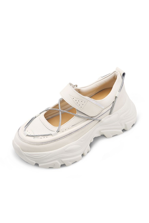 ATYP(에이티와이피) SAIL(세일) 스니커즈 - CL0502는 여성용 스니커즈로, 캐주얼하고 미니멀한 스타일을 연출하기 좋습니다. 고스트 블랙과 오프화이트 두 가지 색상으로 출시되어, 일상 및 캐주얼 룩에 폭넓게 활용 가능합니다. 라운드 앞코와 6.5cm의 통굽 디자인, 벨크로 여밈으로 편안한 착용감을 제공하며, 메리제인 스타일과 청키솔, 스포티한 디자인이 특징입니다. 소가죽과 비건 가죽, 비건 가죽과 메쉬 안감을 사용하여, 봄, 여름, 가을 계절에 적합하게 제작되었습니다. 특히, 동네 마실룩이나 카페룩에 매치하기 좋으며, 인체공학적 구조와 미끄럼 방지 기능을 갖추었습니다.
