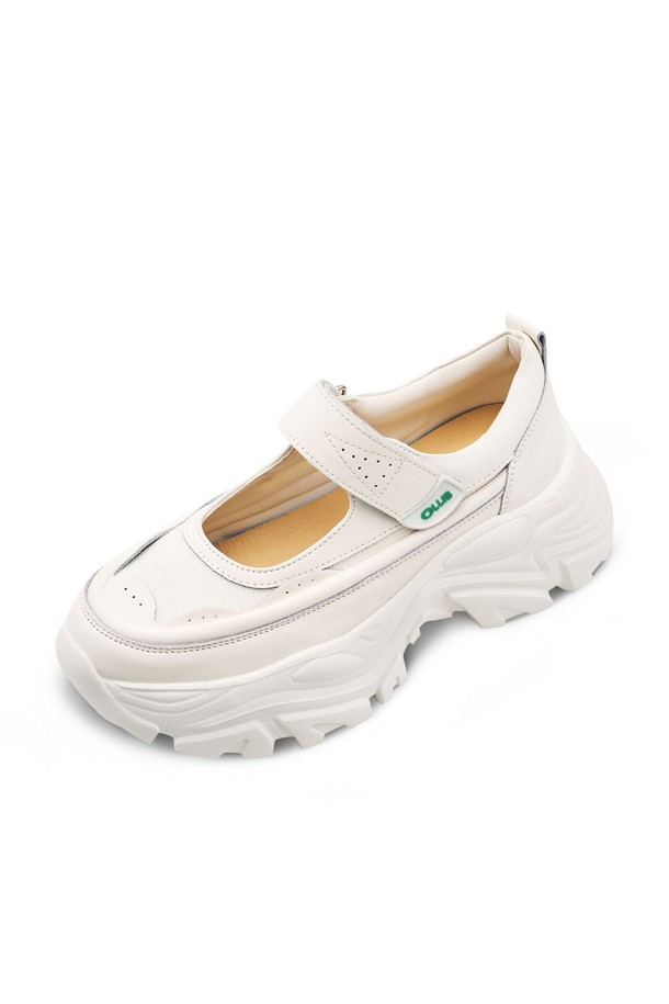 ATYP 스니커즈 - CL0501 (2 color)는 여성 고객을 위한 신발입니다. 둥근 앞코와 플랫 굽 디자인으로 편안한 착용감을 선사하며, 캐주얼 및 미니멀 스타일을 연출하기 좋습니다. 합성 가죽 소재에 무지 패턴으로 제작되었으며, 벨크로 여밈과 메리제인 탑라인, 청키솔과 플랫폼, 스트랩 디테일이 특징입니다. 데이트룩, 쇼핑룩에 잘 어울리는 아이템입니다. 화이트 색상으로 출시되었습니다.
