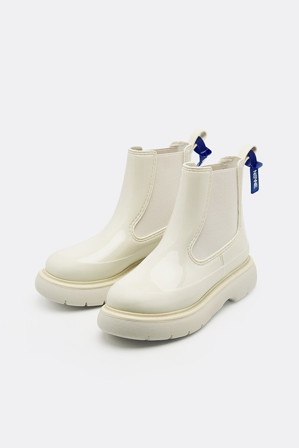 라곰(LAGOM) 첼시 레인부츠 5CM -NSW201은 여성용 레인부츠로, 다양한 스타일을 소화할 수 있는 6가지 컬러(블랙, 아이보리, 베이지, 카키, 브라운, 그레이)로 출시되었습니다. 라운드 앞코에 청키힐 굽(5cm)으로 디자인되어, 궂은 날씨에도 안정적인 착화감을 제공하며, 일상 및 여행 시 출근룩, 여행룩에 매치하기 좋습니다. 무지 패턴의 슬립온 스타일로, 미니멀, 클래식, 캐주얼 룩에 모두 잘 어울립니다. 방수 기능을 갖춘 고무 소재로 제작되어 사계절 내내 활용 가능합니다.
