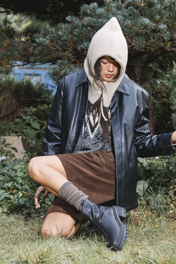 **Slouchy Span 플랫폼 미들 부츠 6cm -UA9053 (2color)**

세련된 여성의 발을 위한 슬라우치 스판 플랫폼 미들 부츠입니다. 비건 가죽과 합성가죽 소재로 제작되어 부드럽고 편안한 착용감을 선사합니다. 6cm 플랫폼 굽은 다리 라인을 더욱 길어 보이게 하며, 라운드 토 디자인과 슬립온 스타일로 편안함을 더했습니다. 블랙과 브라운 두 가지 색상으로 출시되어, 미니멀, 클래식, 캐주얼 등 다양한 스타일에 매치하기 좋습니다. 쿠션 인솔과 경량 아웃솔, 핸드메이드 마감으로 착화감까지 우수한 데일리 부츠입니다.
