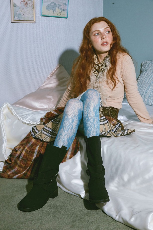 Cohern Strap Belted (코번 스트랩 벨티드) 미들 바이커 부츠 4.5cm -UA9087는 시크하고 미니멀한 스타일을 추구하는 여성들을 위한 부츠입니다. 라운드 토에 4.5cm 미들힐로 제작되었으며, 블랙과 코코아 두 가지 색상으로 만나볼 수 있습니다. 비건 가죽과 합성가죽 소재를 사용하여 제작되었으며, 랩 버클 디테일과 벨트 스트랩으로 포인트를 더했습니다. 안감은 합성가죽, 아웃솔은 두꺼운 디자인으로 가을, 겨울철 일상룩과 출근룩에 멋스럽게 매치할 수 있습니다. 핸드메이드로 제작되어 높은 퀄리티를 자랑합니다.
