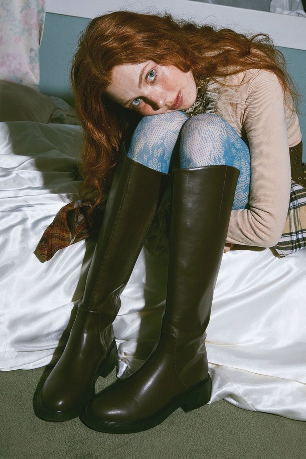 Cecil Light Minimal (세실 라이트 미니멀) 가죽 롱부츠 4.5cm -UA9088 (2color)는 여성용 롱부츠로, 미니멀하고 시크한 스타일을 연출합니다. 비건 가죽 및 합성가죽 소재에 라운드토 디자인과 4.5cm 미들힐 굽으로 편안함과 세련됨을 동시에 잡았습니다. 블랙과 다크브라운 두 가지 색상으로 출시되어, 출근룩, 모임룩, 데이트룩 등 다양한 TPO에 활용 가능합니다. 지퍼형으로 간편하게 착용할 수 있으며, 쿠션 인솔과 내구성 강화 아웃솔, 경량 디자인이 특징입니다. 가을, 겨울 시즌에 안성맞춤인 이 롱부츠는 사선 탑라인과 무지 패턴으로 세련된 룩을 완성합니다.
