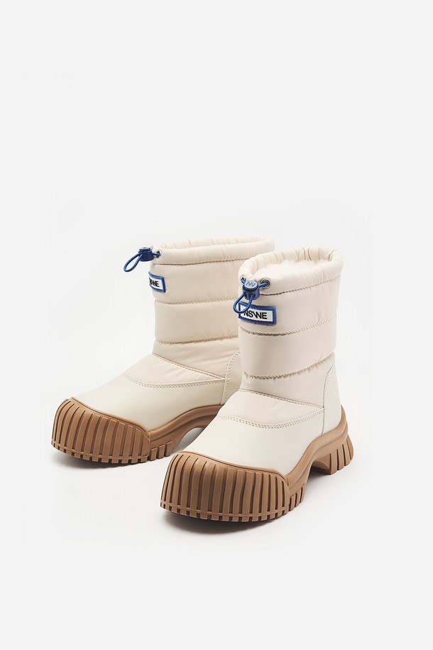 LUND(런드) 패딩 미들 부츠 7CM (Cream Ivory) -NSW606은 여성용 패딩 부츠입니다. 크림 아이보리 색상의 라운드 앞코 디자인으로, 겨울철 일상에서도 따뜻하고 스타일리시하게 착용할 수 있습니다. 7cm 통굽으로 다리 라인을 살려주며, 안감과 겉감 모두 패딩 소재를 사용하여 보온성을 높였습니다. 지퍼형 여밈과 미들 탑라인으로 편안함과 세련된 분위기를 동시에 연출하며, 캐주얼, 미니멀, 클래식 스타일의 출근룩, 연말 모임룩에 매치하기 좋습니다.
