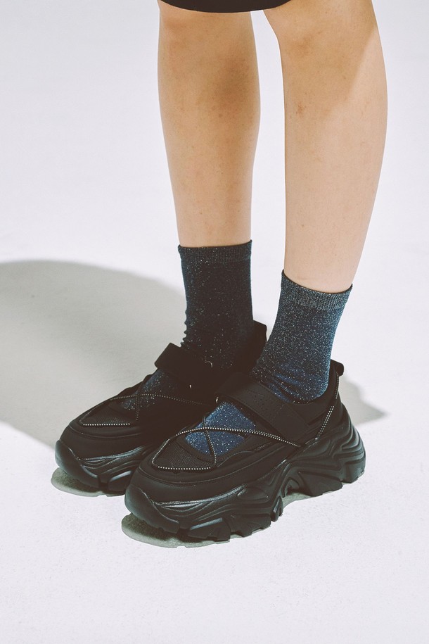 ATYP 세일 스니커즈 - CL0502 (2컬러)는 여성용 신발로, 캐주얼, 미니멀, 클래식 스타일을 추구하는 분들을 위한 제품입니다. 라운드 앞코에 6.5cm 통굽 디자인으로, 키높이 효과와 함께 편안한 착용감을 선사합니다. 고스트 블랙, 오프 화이트 두 가지 색상으로 출시되었으며, 소가죽, 메쉬, 고무, 비건 가죽 등 다양한 소재를 사용하여 내구성과 통기성을 높였습니다. 메리제인 스타일, 레이어드 어퍼 디자인, 벨크로 여밈으로 세련된 디자인을 자랑하며, 일상, 쇼핑, 여행 등 다양한 TPO에 잘 어울립니다. 미끄럼 방지 밑창, 인체공학적 구조, 메쉬 안감, 로우탑 디자인 등 편안한 착용을 위한 기능성을 갖춘 제품입니다.
