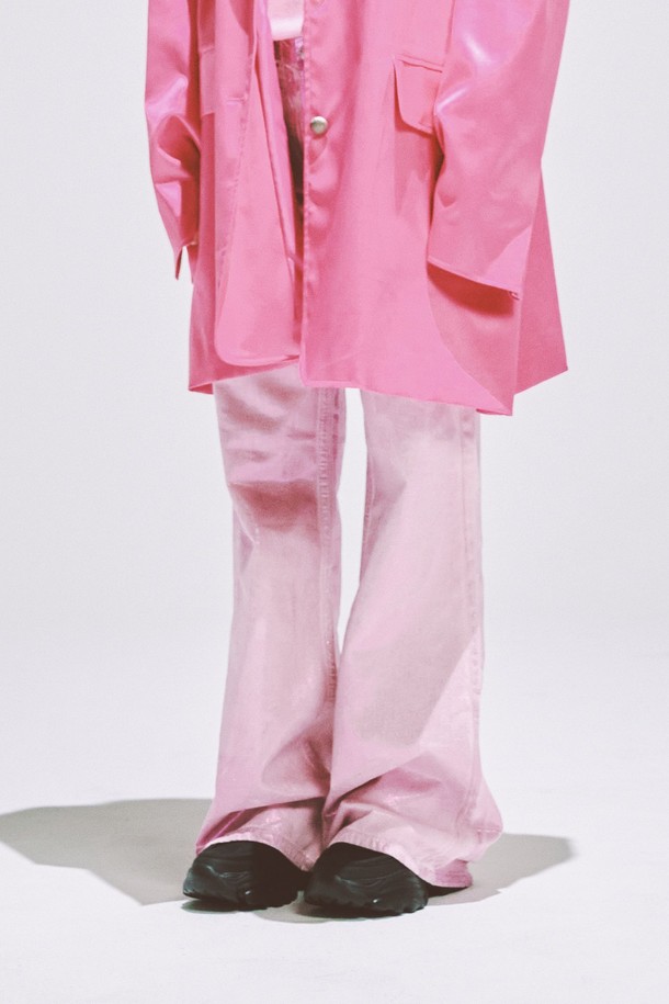 ATYP -CL0501 (2color)는 여성용 신발로, 일상 및 캐주얼 스타일에 적합합니다. 오프 화이트와 고스트 블랙 두 가지 색상으로 출시되었으며, 봄, 여름, 가을 계절에 착용하기 좋습니다. 라운드 앞코 디자인에 6.5cm 청키힐을 사용하여 편안함과 스타일을 동시에 잡았습니다. 소가죽, 인조가죽, 메쉬 소재를 조합했으며, 메리제인 스타일과 벨크로 여밈으로 포인트를 더했습니다. 데이트룩과 쇼핑룩에 어울리는 캐주얼, 미니멀, 클래식 스타일의 슈즈입니다.
