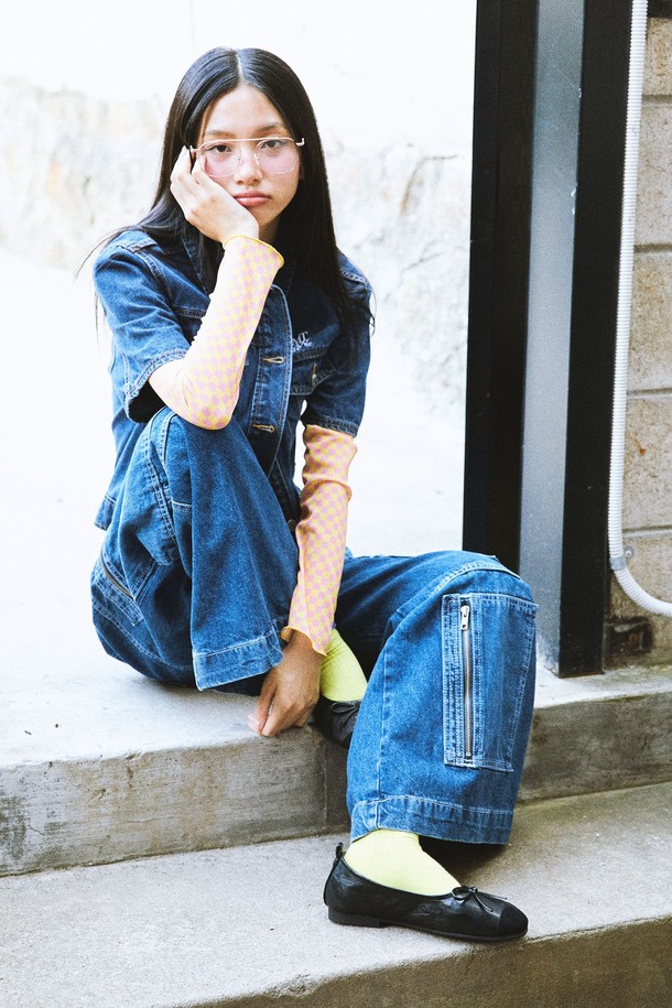 Bow 리본 엘라스틱 스트링 플랫슈즈는 (4가지 색상) 여성용 플랫슈즈입니다. 부드러운 비건 가죽 소재에 스퀘어 토 디자인으로 제작되었으며, 굽 높이는 1.5cm입니다. 라텍스 쿠셔닝 인솔과 유연한 TR 몰드 아웃솔로 편안한 착용감을 제공합니다. 리본 디테일과 전체 스트링 디테일이 특징이며, 데이트룩, 쇼핑룩, 미니멀, 클래식, 캐주얼 스타일에 잘 어울립니다. 봄, 여름, 가을 계절에 맞춰 일상에서 활용하기 좋습니다.
