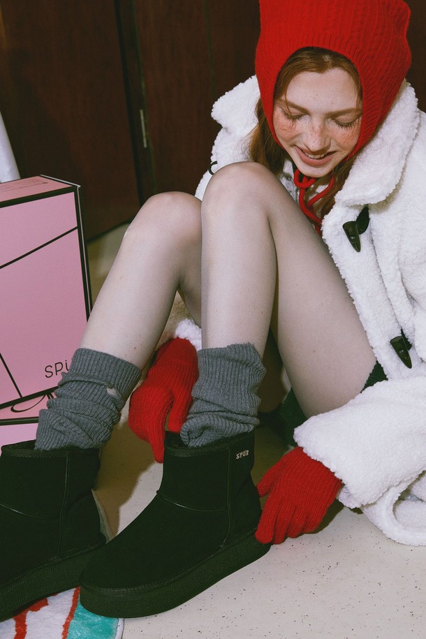 Odleen(오들린) 소가죽 방한 털 미들 부츠 UA9089는 부드러운 소가죽과 스웨이드 소재를 사용하여 겨울철 따뜻함과 스타일을 동시에 잡았습니다. 라운드 토우 디자인과 3.5cm 로우힐 굽으로 편안한 착용감을 선사하며, 안감 전체에 퍼(fur) 소재를 사용하여 뛰어난 보온성을 자랑합니다. 블랙, 카멜, 코코아 세 가지 색상으로 출시되어 겨울 데일리룩, 산책룩, 데이트룩 등 다양한 TPO에 매치하기 좋습니다. 미니멀, 클래식, 캐주얼 스타일을 즐겨 입는 여성분들께 추천하는, 지퍼형으로 간편하게 신고 벗을 수 있는 방한 부츠입니다.
