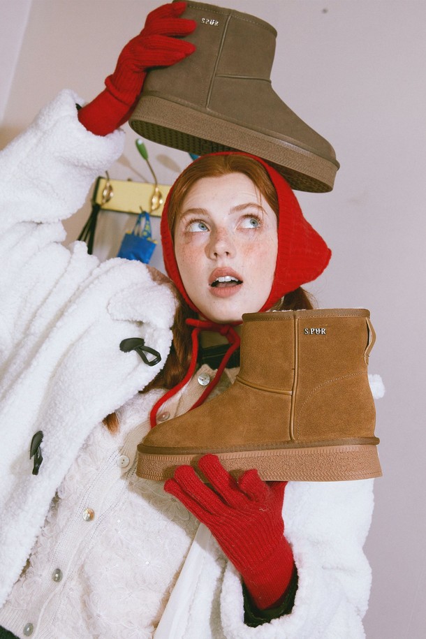 Odleen(오들린) 소가죽 방한 털 미들 부츠 UA9089는 부드러운 소가죽과 따뜻한 퍼 안감으로 겨울철 추위에도 끄떡없는 방한 부츠입니다. 라운드 토우 디자인에 3.5cm 미들힐, 미끄럼 방지 기능의 TR 몰드 아웃솔을 적용하여 편안함과 안정성을 더했습니다. 5mm 라텍스 쿠션 깔창으로 푹신한 착화감을 제공하며, 무지 디자인으로 어떤 스타일에도 잘 어울립니다. 카멜, 코코아, 블랙 3가지 컬러로 출시되어 겨울 데일리룩, 산책룩, 여행룩 등 다양한 TPO에 활용할 수 있습니다. 클래식, 미니멀, 캐주얼 스타일을 즐겨 입는 여성분들께 추천합니다.
