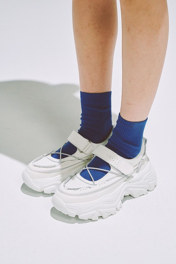 ATYP(에이티와이피) SAIL(세일) 스니커즈 - CL0502는 여성용 스니커즈로, 캐주얼하고 미니멀한 스타일을 연출하기 좋습니다. 고스트 블랙과 오프화이트 두 가지 색상으로 출시되어, 일상 및 캐주얼 룩에 폭넓게 활용 가능합니다. 라운드 앞코와 6.5cm의 통굽 디자인, 벨크로 여밈으로 편안한 착용감을 제공하며, 메리제인 스타일과 청키솔, 스포티한 디자인이 특징입니다. 소가죽과 비건 가죽, 비건 가죽과 메쉬 안감을 사용하여, 봄, 여름, 가을 계절에 적합하게 제작되었습니다. 특히, 동네 마실룩이나 카페룩에 매치하기 좋으며, 인체공학적 구조와 미끄럼 방지 기능을 갖추었습니다.
