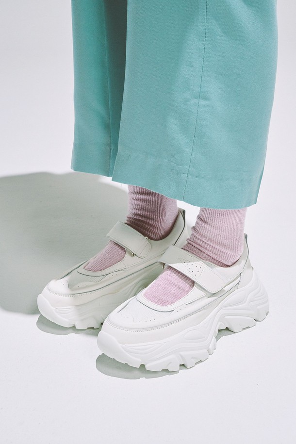 ATYP 스니커즈 - CL0501 (2color)는 여성용 신발입니다. 부드러운 가죽과 합성가죽 소재에 라운드 앞코 디자인으로 제작되었으며, 벨크로 여밈 방식의 메리제인 탑라인이 특징입니다. 플랫 굽에 두꺼운 밑창, 플랫폼, 통기성 기능이 더해져 편안한 착용감을 선사합니다. 일상 및 캐주얼 스타일에 적합하며, 동네 마실룩이나 쇼핑룩에 매치하기 좋습니다. 미니멀, 클래식 스타일을 선호하는 분들께 추천합니다.
