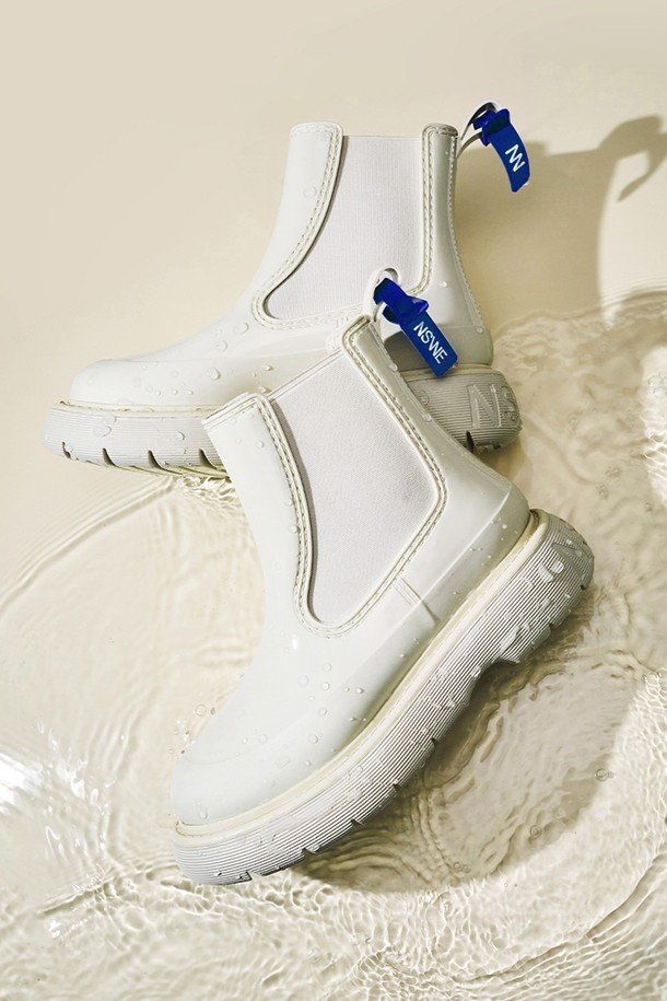 라곰(LAGOM) 첼시 레인부츠 5CM -NSW201은 여성용 레인부츠로, 다양한 스타일을 소화할 수 있는 6가지 컬러(블랙, 아이보리, 베이지, 카키, 브라운, 그레이)로 출시되었습니다. 라운드 앞코에 청키힐 굽(5cm)으로 디자인되어, 궂은 날씨에도 안정적인 착화감을 제공하며, 일상 및 여행 시 출근룩, 여행룩에 매치하기 좋습니다. 무지 패턴의 슬립온 스타일로, 미니멀, 클래식, 캐주얼 룩에 모두 잘 어울립니다. 방수 기능을 갖춘 고무 소재로 제작되어 사계절 내내 활용 가능합니다.
