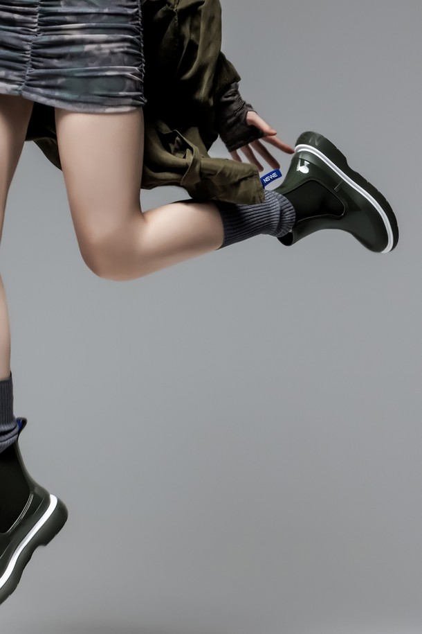 LAGOM(라곰) 첼시 레인부츠 5CM -NSW201 (6color)는 여성용 레인부츠로, 라운드 토우 디자인과 5cm 청키힐이 특징입니다. 린넨 크림, 포슬린 그레이, 씨위드 카키, 커런트 브라운, 오닉스 블랙, 파인 아이보리 6가지 색상으로 제공되며, 봄, 여름, 가을 계절에 착용하기 좋습니다. 슬립온 스타일로 신고 벗기 편하며, 방수 기능이 있어 일상생활은 물론 여행룩과 산책룩에도 적합합니다. 캐주얼, 미니멀, 클래식 스타일을 모두 아우르는 디자인으로, 다양한 코디에 활용할 수 있습니다.
