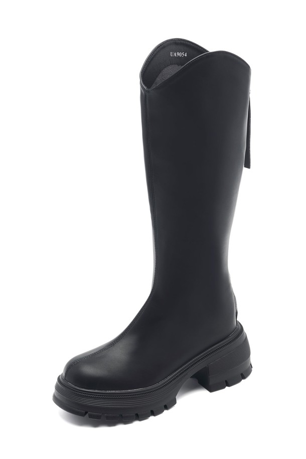 세련된 스타일을 완성하는 슬라우치 플랫폼 롱 부츠 -UA9054 (3color)입니다. 부드러운 합성가죽 소재로 제작되어 가을, 겨울 시즌에 따뜻하고 편안하게 착용할 수 있습니다. 굽 높이는 플랫폼 타입의 통굽으로 안정감을 더했으며, 라운드 토우 디자인과 슬라우치 디테일이 트렌디한 감각을 선사합니다. 지퍼 여밈으로 신고 벗기 편리하며, 블랙 색상으로 다양한 출근룩과 모임룩, 클래식, 미니멀, 시크 스타일에 매치하기 좋습니다. 
