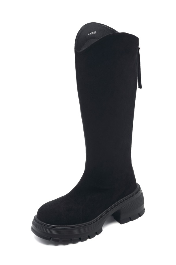 **Slouchy Flatform Long Boot -UA9054 (3color)**

세련된 슬러치 디자인의 여성 롱부츠입니다. 라운드 토우 디자인과 합성가죽 소재로 제작되었으며, 가을과 겨울에 따뜻하게 착용하기 좋습니다. 블랙, 브라운, 그레이 3가지 색상으로 출시되어 다양한 스타일 연출이 가능합니다. 중간굽 높이의 플랫폼솔로 편안함과 스타일리시함을 동시에 잡았습니다. 출근룩, 모임룩, 캐주얼, 클래식, 미니멀 등 다양한 TPO와 스타일에 매치하여 활용해보세요.
