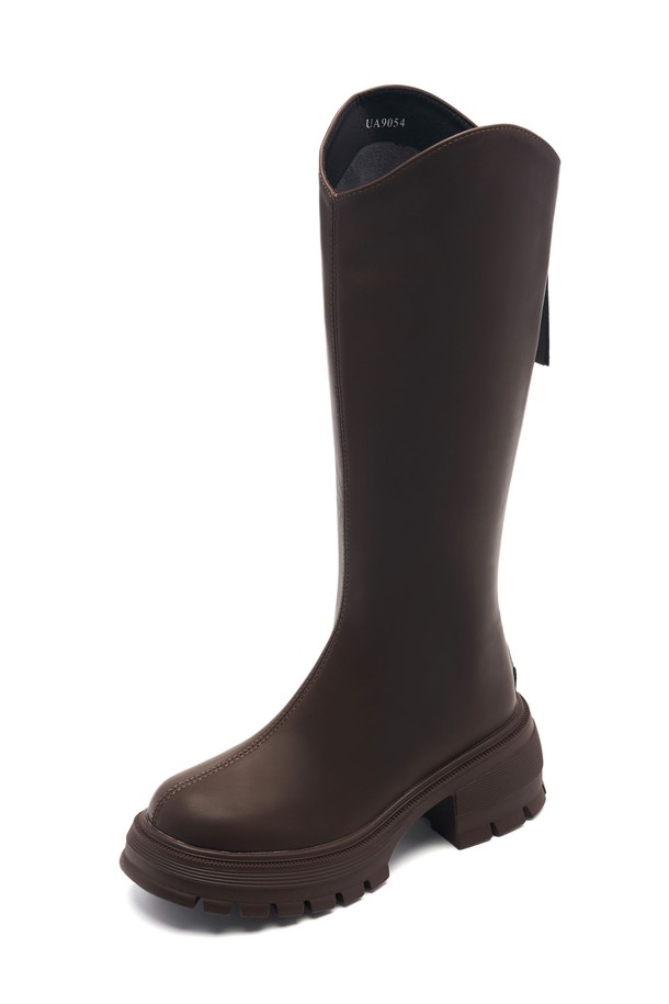 'Slouchy Flatform Long Boot -UA9054' (3color)는 여성스러운 무드를 연출하는 롱부츠입니다. 라운드 토우 디자인과 슬라우치 탑라인으로 편안하면서도 세련된 실루엣을 자아냅니다. 합성가죽 소재에 통굽 플랫폼 디자인을 더해 안정적인 착화감과 키높이 효과를 동시에 제공합니다. 가을, 겨울 시즌 데일리룩부터 출근룩, 모임룩까지 폭넓게 활용 가능한 아이템입니다. 브라운 컬러와 지퍼 여밈 디테일로 클래식, 미니멀, 시크 스타일을 완성해보세요.
