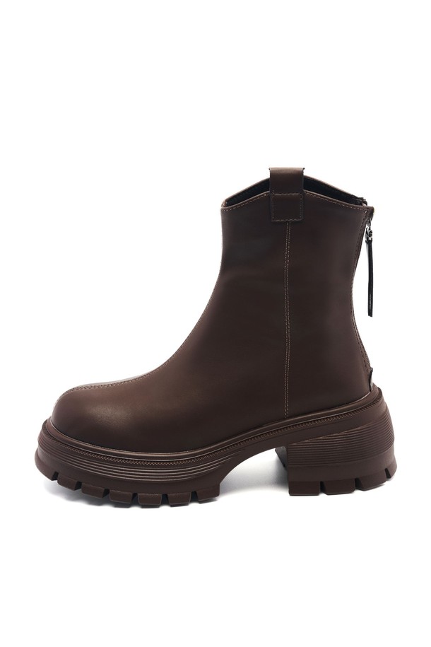 Slouchy Span 플랫폼 미들 부츠 6cm -UA9053 (2color)는 비건 가죽과 합성가죽 소재로 제작되어 가을, 겨울에 착용하기 좋은 여성 미들 부츠입니다. 라운드토 디자인에 6.5cm 청키힐과 플랫폼 굽으로 편안함과 스타일을 동시에 잡았습니다. 블랙, 브라운 두 가지 색상으로 출시되었으며, 지퍼형 여밈과 슬러치 탑라인으로 시크한 매력을 더합니다. 출근룩, 모임룩, 데이트룩 등 다양한 TPO에 활용 가능하며, 클래식, 미니멀, 시크 스타일에 잘 어울립니다. 경량, 쿠션감, TPR 아웃솔, 핸드메이드 디테일로 완성도를 높였습니다.
