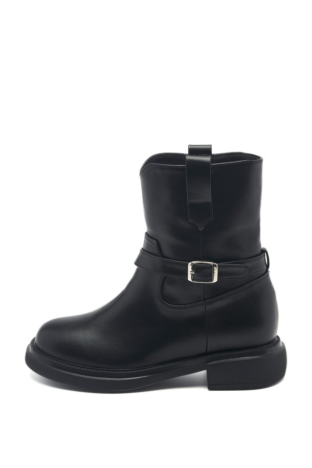 Carrow Half (캐로우 하프) 바이커 미들 부츠 4cm -UA9065는 비건 가죽과 합성가죽 소재로 제작된 여성용 부츠입니다. 라운드 토우 디자인에 4cm 미들힐과 미들컷 탑라인이 특징이며, 튜브 부츠 디자인과 스트랩 포인트로 세련된 분위기를 더했습니다. 블랙, 카멜, 베이지 3가지 색상으로 출시되었으며, 라텍스 쿠션 인솔과 ZE-RUN 솔라이트 우레탄폼 경량 아웃솔을 사용하여 편안한 착용감을 제공합니다. 출근룩과 모임룩에 클래식, 미니멀, 캐주얼 스타일 모두 소화 가능한 데일리 부츠입니다. 핸드메이드 제작으로 완성도를 높였습니다.
