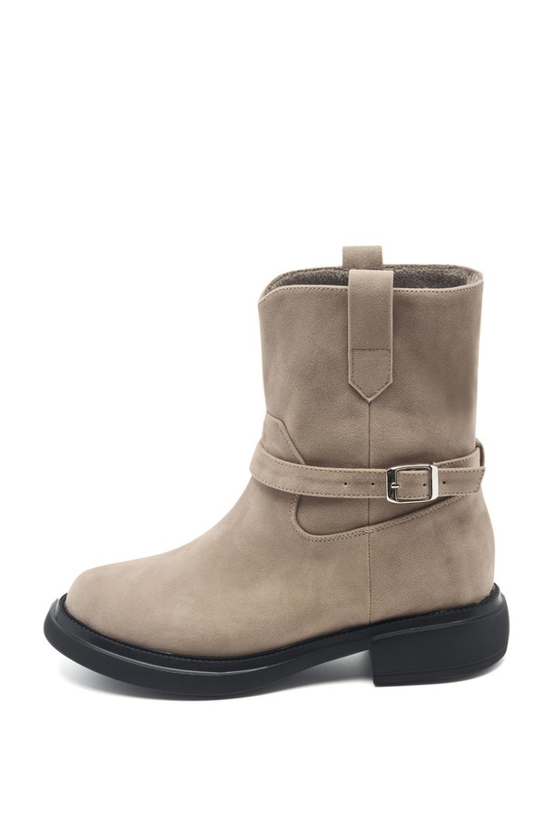 Carrow Half 바이커 미들 부츠 4cm -UA9065 (3color)는 여성용 바이커 부츠입니다. 라운드 토우 디자인에 4cm 로우힐 굽으로 편안함을 더했습니다. 비건 가죽 및 합성가죽 소재를 사용하여 제작되었으며, 카멜, 베이지, 블랙 3가지 색상으로 출시되었습니다. 튜브형 디자인과 라텍스 쿠션 인솔, 경량 우레탄 폼 아웃솔로 편안한 착용감을 선사하며, 토캡 보호 디자인으로 내구성을 높였습니다. 가을, 겨울 시즌의 출근룩, 모임룩, 클래식, 미니멀, 캐주얼 스타일 모두에 잘 어울립니다.
