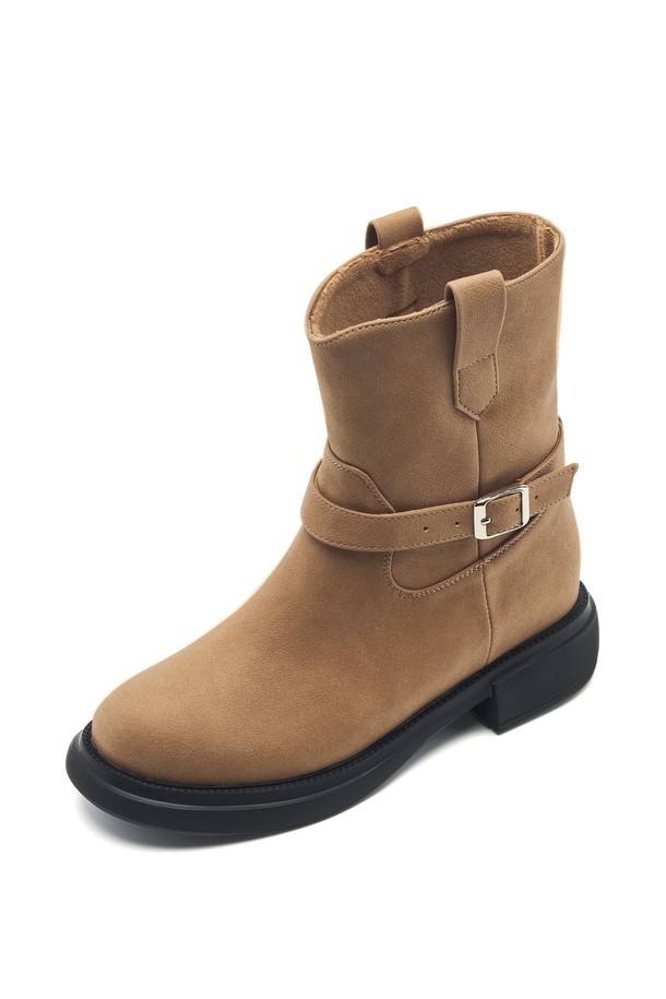 Carrow Half (캐로우 하프) 바이커 미들 부츠 4cm -UA9065는 여성용 바이커 부츠입니다. 라운드토 디자인에 비건가죽 및 합성가죽 소재를 사용하여 제작되었으며, 가을, 겨울 시즌에 착용하기 좋습니다. 4cm 미들힐과 반몰딩 솔을 적용하여 편안한 착화감을 제공하며, 라텍스 쿠션 인솔과 ZE-RUN 솔라이트 우레탄 경량 아웃솔로 활동성을 높였습니다. 블랙, 카멜, 베이지 3가지 컬러로 출시되었으며, 슬립온 디자인에 앵클 탑라인과 스트랩 포인트가 더해져 클래식, 미니멀, 캐주얼 스타일의 출근룩에 잘 어울립니다.
