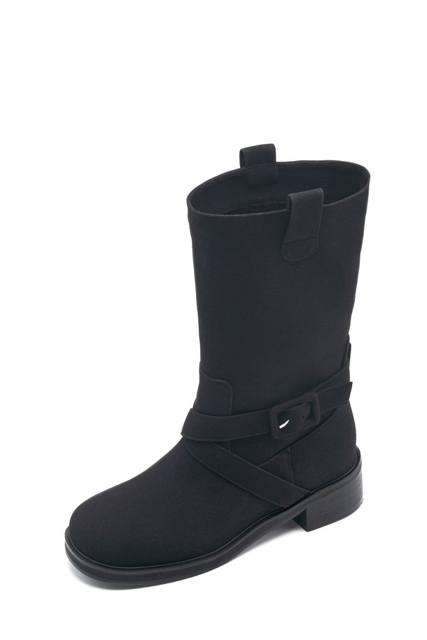 Cohern Strap Belted (코번 스트랩 벨티드) 미들 바이커 부츠 4.5cm -UA9087는 시크하고 미니멀한 스타일을 추구하는 여성들을 위한 부츠입니다. 라운드 토에 4.5cm 미들힐로 제작되었으며, 블랙과 코코아 두 가지 색상으로 만나볼 수 있습니다. 비건 가죽과 합성가죽 소재를 사용하여 제작되었으며, 랩 버클 디테일과 벨트 스트랩으로 포인트를 더했습니다. 안감은 합성가죽, 아웃솔은 두꺼운 디자인으로 가을, 겨울철 일상룩과 출근룩에 멋스럽게 매치할 수 있습니다. 핸드메이드로 제작되어 높은 퀄리티를 자랑합니다.
