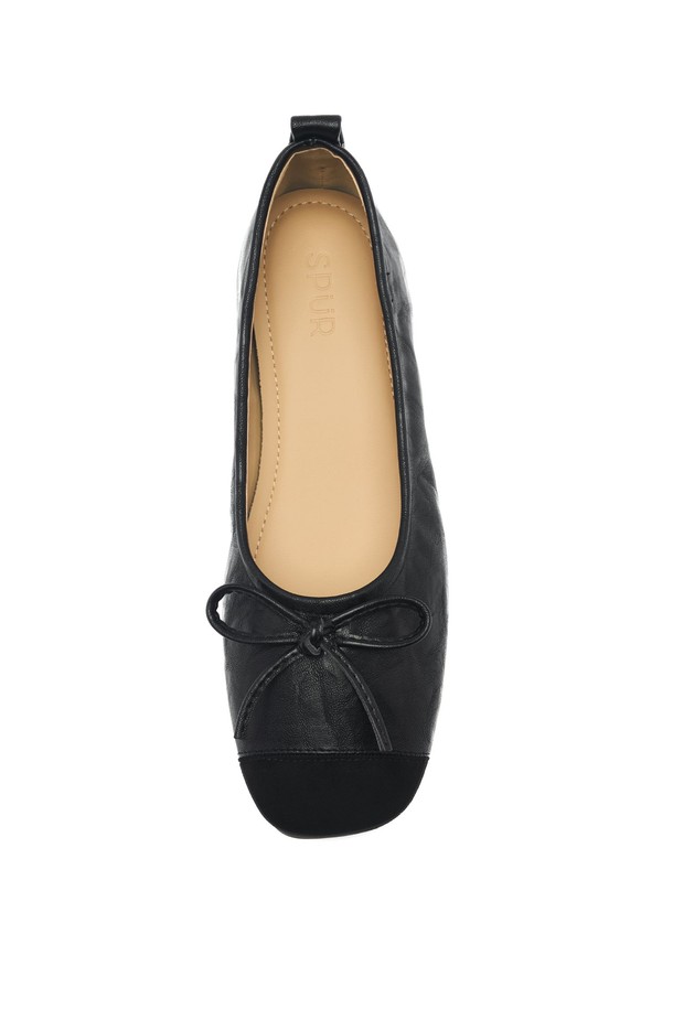 Bow 리본 엘라스틱 스트링 플랫슈즈는 (4가지 색상) 여성용 플랫슈즈입니다. 부드러운 비건 가죽 소재에 스퀘어 토 디자인으로 제작되었으며, 굽 높이는 1.5cm입니다. 라텍스 쿠셔닝 인솔과 유연한 TR 몰드 아웃솔로 편안한 착용감을 제공합니다. 리본 디테일과 전체 스트링 디테일이 특징이며, 데이트룩, 쇼핑룩, 미니멀, 클래식, 캐주얼 스타일에 잘 어울립니다. 봄, 여름, 가을 계절에 맞춰 일상에서 활용하기 좋습니다.
