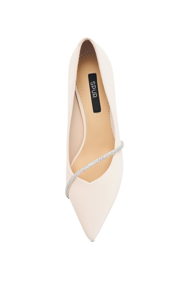 V컷 마우스라인과 크리스탈 장식 디테일이 돋보이는 Jade Oblique Crystal 펌프스 힐은 은은한 광택감과 7cm 미들힐로 여성스러움을 더합니다. 아이보리, 블랙 2가지 색상으로 출시되었으며, 비건 가죽 소재와 TPR 고무창을 사용하여 사계절 내내 편안하게 착용할 수 있습니다. 뾰족코 디자인에 슬립온 스타일로 제작되었으며, 일반 발볼의 여성을 위해 핸드크래프트 방식으로 정교하게 만들어진 펌프스입니다.
