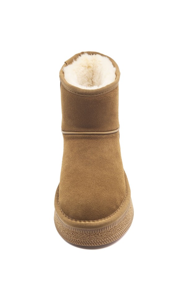 Odleen(오들린) 소가죽 방한 털 미들 부츠 UA9089는 부드러운 소가죽과 따뜻한 퍼 안감으로 겨울철 추위에도 끄떡없는 방한 부츠입니다. 라운드 토우 디자인에 3.5cm 미들힐, 미끄럼 방지 기능의 TR 몰드 아웃솔을 적용하여 편안함과 안정성을 더했습니다. 5mm 라텍스 쿠션 깔창으로 푹신한 착화감을 제공하며, 무지 디자인으로 어떤 스타일에도 잘 어울립니다. 카멜, 코코아, 블랙 3가지 컬러로 출시되어 겨울 데일리룩, 산책룩, 여행룩 등 다양한 TPO에 활용할 수 있습니다. 클래식, 미니멀, 캐주얼 스타일을 즐겨 입는 여성분들께 추천합니다.
