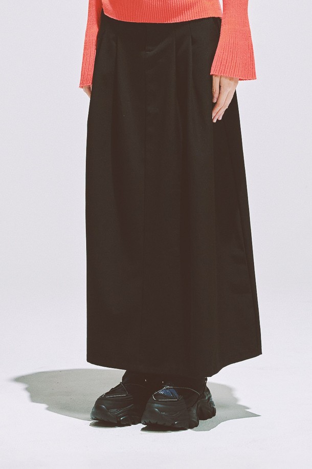 ATYP 세일 스니커즈 - CL0502 (2컬러)는 여성용 신발로, 캐주얼, 미니멀, 클래식 스타일을 추구하는 분들을 위한 제품입니다. 라운드 앞코에 6.5cm 통굽 디자인으로, 키높이 효과와 함께 편안한 착용감을 선사합니다. 고스트 블랙, 오프 화이트 두 가지 색상으로 출시되었으며, 소가죽, 메쉬, 고무, 비건 가죽 등 다양한 소재를 사용하여 내구성과 통기성을 높였습니다. 메리제인 스타일, 레이어드 어퍼 디자인, 벨크로 여밈으로 세련된 디자인을 자랑하며, 일상, 쇼핑, 여행 등 다양한 TPO에 잘 어울립니다. 미끄럼 방지 밑창, 인체공학적 구조, 메쉬 안감, 로우탑 디자인 등 편안한 착용을 위한 기능성을 갖춘 제품입니다.
