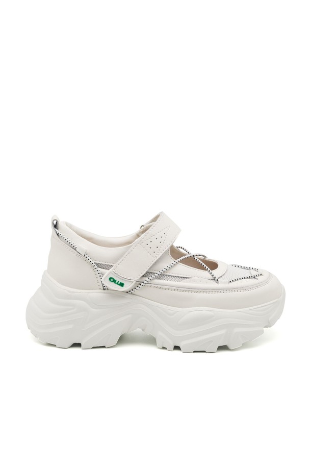 ATYP 세일 스니커즈 - CL0502 (2color)는 일상과 캐주얼 스타일을 위한 여성 스니커즈입니다. 부드러운 합성가죽 소재에 라운드 앞코 디자인으로 편안함을 더했습니다. 봄, 여름, 가을 계절에 적합하며, 슬립온 스타일과 로우컷 탑라인으로 간편하게 착용할 수 있습니다. 무지 패턴에 플랫 굽으로 제작되어 동네 마실룩, 산책룩 등 다양한 TPO에 잘 어울립니다. 캐주얼, 미니멀, 스포티한 스타일을 즐기는 여성분들께 데일리 스니커즈로 추천합니다.
