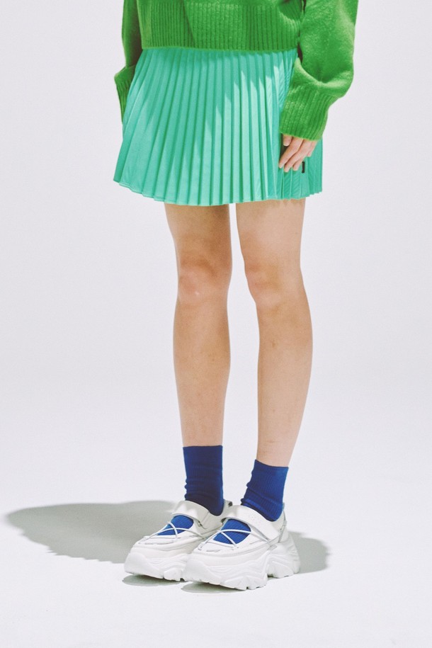 ATYP(에이티와이피) SAIL(세일) 스니커즈 - CL0502는 여성용 스니커즈로, 캐주얼하고 미니멀한 스타일을 연출하기 좋습니다. 고스트 블랙과 오프화이트 두 가지 색상으로 출시되어, 일상 및 캐주얼 룩에 폭넓게 활용 가능합니다. 라운드 앞코와 6.5cm의 통굽 디자인, 벨크로 여밈으로 편안한 착용감을 제공하며, 메리제인 스타일과 청키솔, 스포티한 디자인이 특징입니다. 소가죽과 비건 가죽, 비건 가죽과 메쉬 안감을 사용하여, 봄, 여름, 가을 계절에 적합하게 제작되었습니다. 특히, 동네 마실룩이나 카페룩에 매치하기 좋으며, 인체공학적 구조와 미끄럼 방지 기능을 갖추었습니다.
