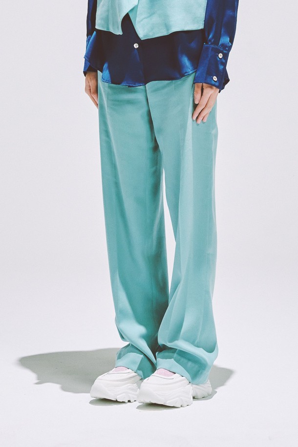 ATYP -CL0501 (2color) 여성 운동화는 오프화이트와 고스트블랙 두 가지 색상으로 만나볼 수 있습니다. 소가죽, 인조가죽, 비건가죽 등 다양한 소재로 제작되었으며, 6.5cm 통굽 디자인으로 캐주얼하고 미니멀한 스타일을 연출합니다. 라운드 앞코에 메쉬 안감을 사용하여 편안한 착용감을 제공하며, 벨크로 여밈으로 간편하게 신고 벗을 수 있습니다. 미끄럼 방지 러버솔, 오염 방지 코팅, 통기성 강화, 인체공학적 구조로 일상 및 산책룩에 적합합니다.
