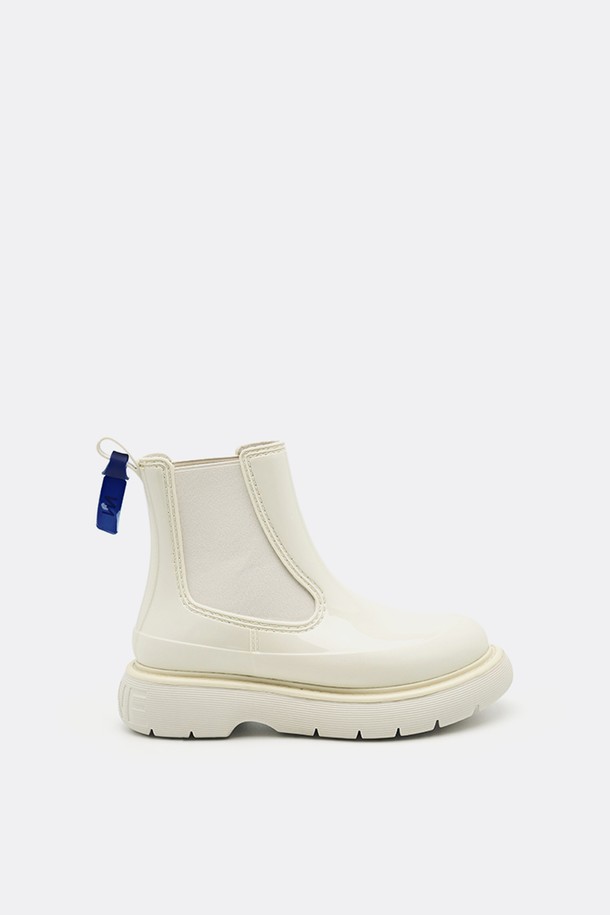 라곰(LAGOM) 첼시 레인부츠 5CM -NSW201은 여성용 레인부츠로, 다양한 스타일을 소화할 수 있는 6가지 컬러(블랙, 아이보리, 베이지, 카키, 브라운, 그레이)로 출시되었습니다. 라운드 앞코에 청키힐 굽(5cm)으로 디자인되어, 궂은 날씨에도 안정적인 착화감을 제공하며, 일상 및 여행 시 출근룩, 여행룩에 매치하기 좋습니다. 무지 패턴의 슬립온 스타일로, 미니멀, 클래식, 캐주얼 룩에 모두 잘 어울립니다. 방수 기능을 갖춘 고무 소재로 제작되어 사계절 내내 활용 가능합니다.
