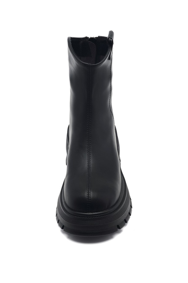 **Slouchy Span 플랫폼 미들 부츠 6cm -UA9053 (2color)**

세련된 여성의 발을 위한 슬라우치 스판 플랫폼 미들 부츠입니다. 비건 가죽과 합성가죽 소재로 제작되어 부드럽고 편안한 착용감을 선사합니다. 6cm 플랫폼 굽은 다리 라인을 더욱 길어 보이게 하며, 라운드 토 디자인과 슬립온 스타일로 편안함을 더했습니다. 블랙과 브라운 두 가지 색상으로 출시되어, 미니멀, 클래식, 캐주얼 등 다양한 스타일에 매치하기 좋습니다. 쿠션 인솔과 경량 아웃솔, 핸드메이드 마감으로 착화감까지 우수한 데일리 부츠입니다.
