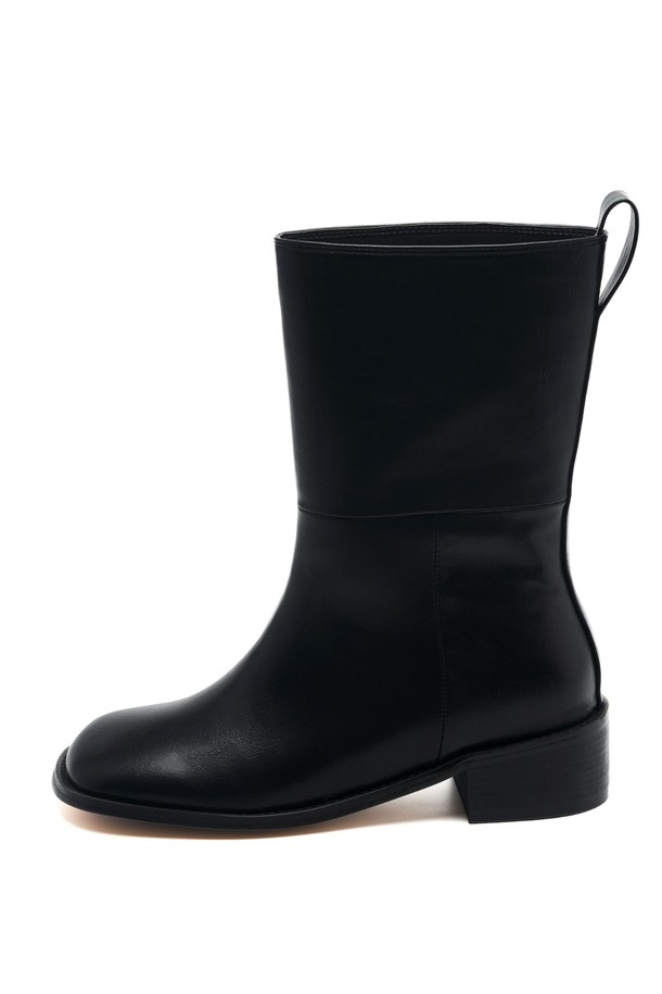 Lolin Minimal (롤린 미니멀) 미들 부츠 4.5cm -UA9026은 여성들을 위한 미들 부츠입니다. 비건 가죽과 합성가죽 소재로 제작되었으며, 스퀘어 토 디자인과 4.5cm 미들힐 굽으로 시크한 스타일을 연출합니다. 카키, 아이보리, 블랙 세 가지 색상으로 출시되었으며, 와이드 입구와 후크 디자인, 유연한 아웃솔이 특징입니다. 출근룩과 모임룩, 클래식, 미니멀, 시크 스타일을 즐겨 입는 분들께 추천합니다. 가을, 겨울 시즌에 따뜻하고 세련된 스타일을 완성해 보세요.
