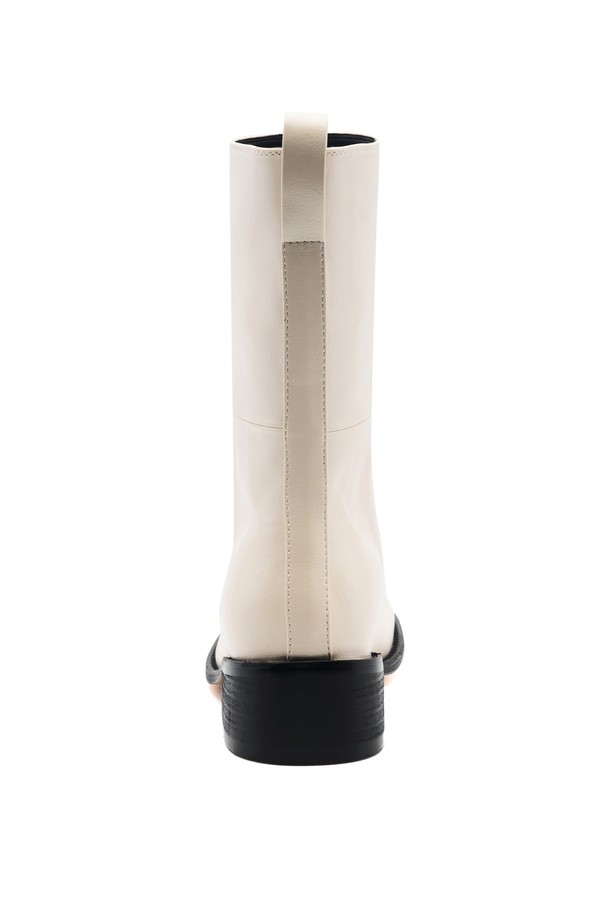 Lolin Minimal (롤린 미니멀) 미들 부츠 4.5cm -UA9026은 여성 고객을 위한 가을/겨울 시즌 미들 부츠입니다. 비건 가죽 및 합성가죽 소재로 제작되었으며, 4.5cm 미들힐과 스퀘어토 디자인이 특징입니다. 블랙, 아이보리, 카키 3가지 색상으로 출시되었으며, 캐주얼, 일상, 출근룩, 모임룩 등 다양한 TPO에 활용 가능합니다. 와이드 스퀘어 라스트 적용으로 편안한 착용감을 제공하며, 수제작 프리미엄 공법으로 완성되었습니다. 클래식, 미니멀 스타일을 선호하는 고객에게 적합한 아이템입니다.
