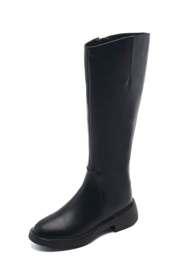 세실 라이트 미니멀 가죽 롱부츠 4.5cm -UA9088 (2color)는 비건가죽과 합성가죽 소재로 제작되어 부드러운 착용감을 선사합니다. 라운드 토우 디자인에 4.5cm 미들힐 굽으로 편안함과 스타일을 동시에 갖췄으며, 안감은 합성가죽, 신발 여밈은 내부 지퍼로 간편하게 신고 벗을 수 있습니다. 블랙과 다크브라운 두 가지 색상으로 출시되어 출근룩, 오피스룩, 모임룩 등 다양한 TPO에 활용 가능하며, 클래식, 미니멀, 시크 스타일을 연출하기 좋습니다. 경량 설계와 라텍스 쿠션 인솔, ZE-RUN 솔라이트 우레탄폼 아웃솔을 사용하여 편안한 착화감을 제공하며, 사선컷 탑라인과 무지 패턴으로 세련된 디자인을 완성했습니다.
