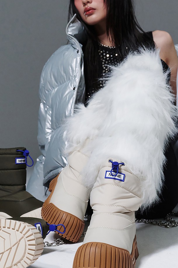 LUND(런드) 패딩 미들 부츠 7CM (Cream Ivory) -NSW606은 여성용 패딩 부츠입니다. 크림 아이보리 색상의 라운드 앞코 디자인으로, 겨울철 일상에서도 따뜻하고 스타일리시하게 착용할 수 있습니다. 7cm 통굽으로 다리 라인을 살려주며, 안감과 겉감 모두 패딩 소재를 사용하여 보온성을 높였습니다. 지퍼형 여밈과 미들 탑라인으로 편안함과 세련된 분위기를 동시에 연출하며, 캐주얼, 미니멀, 클래식 스타일의 출근룩, 연말 모임룩에 매치하기 좋습니다.
