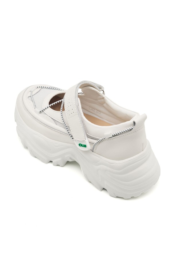 ATYP 세일 스니커즈 - CL0502 (2color)는 일상과 캐주얼 스타일을 위한 여성 스니커즈입니다. 부드러운 합성가죽 소재에 라운드 앞코 디자인으로 편안함을 더했습니다. 봄, 여름, 가을 계절에 적합하며, 슬립온 스타일과 로우컷 탑라인으로 간편하게 착용할 수 있습니다. 무지 패턴에 플랫 굽으로 제작되어 동네 마실룩, 산책룩 등 다양한 TPO에 잘 어울립니다. 캐주얼, 미니멀, 스포티한 스타일을 즐기는 여성분들께 데일리 스니커즈로 추천합니다.
