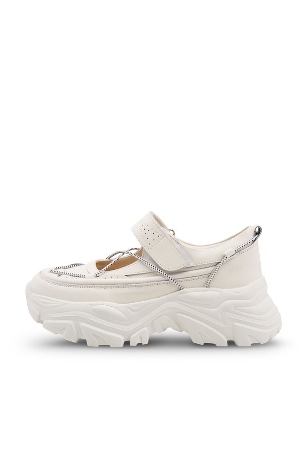 ATYP(에이티와이피) SAIL(세일) 스니커즈 - CL0502는 여성용 스니커즈로, 캐주얼하고 미니멀한 스타일을 연출하기 좋습니다. 고스트 블랙과 오프화이트 두 가지 색상으로 출시되어, 일상 및 캐주얼 룩에 폭넓게 활용 가능합니다. 라운드 앞코와 6.5cm의 통굽 디자인, 벨크로 여밈으로 편안한 착용감을 제공하며, 메리제인 스타일과 청키솔, 스포티한 디자인이 특징입니다. 소가죽과 비건 가죽, 비건 가죽과 메쉬 안감을 사용하여, 봄, 여름, 가을 계절에 적합하게 제작되었습니다. 특히, 동네 마실룩이나 카페룩에 매치하기 좋으며, 인체공학적 구조와 미끄럼 방지 기능을 갖추었습니다.
