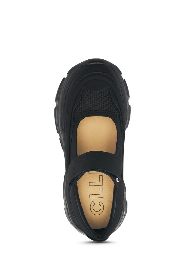 ATYP -CL0501 (2color)는 여성용 신발로, 일상 및 캐주얼 스타일에 적합합니다. 오프 화이트와 고스트 블랙 두 가지 색상으로 출시되었으며, 봄, 여름, 가을 계절에 착용하기 좋습니다. 라운드 앞코 디자인에 6.5cm 청키힐을 사용하여 편안함과 스타일을 동시에 잡았습니다. 소가죽, 인조가죽, 메쉬 소재를 조합했으며, 메리제인 스타일과 벨크로 여밈으로 포인트를 더했습니다. 데이트룩과 쇼핑룩에 어울리는 캐주얼, 미니멀, 클래식 스타일의 슈즈입니다.
