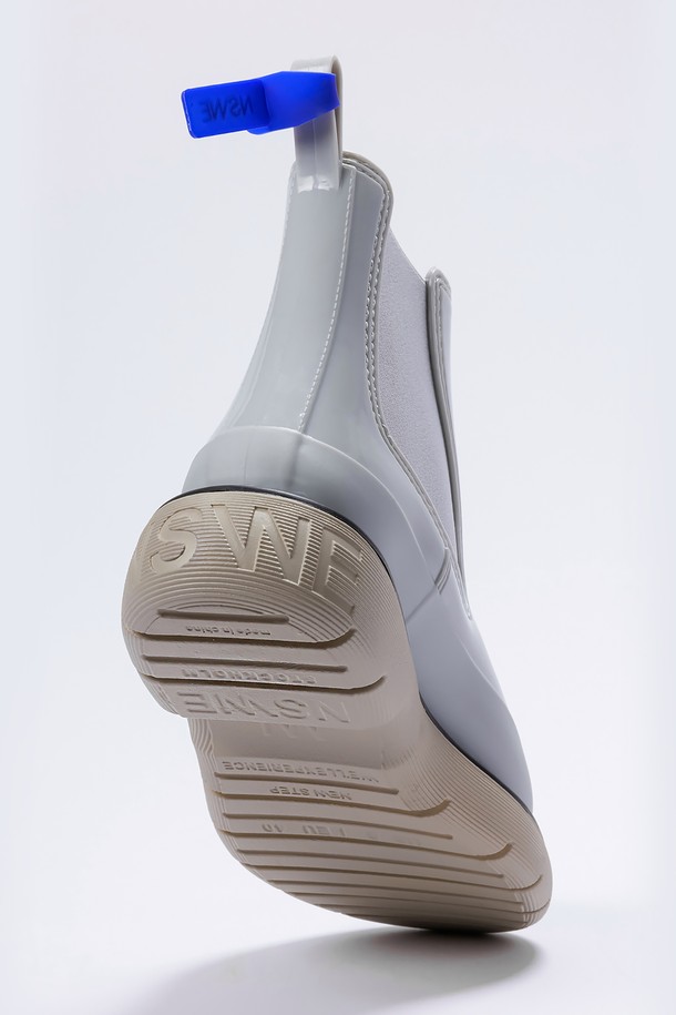 라곰 첼시 레인부츠 5CM -NSW201 (6color)는 여성용 레인부츠 겸 첼시부츠입니다. 라운드 앞코와 5cm 청키힐 디자인으로, 린넨 크림, 포슬린 그레이, 씨위드 카키, 커런트 브라운, 오닉스 블랙, 파인 아이보리 6가지 다채로운 컬러로 출시되었습니다. 고무 소재로 제작되어 봄, 여름, 가을 3계절 모두 착용 가능하며, 일상생활은 물론 여행룩과 산책룩에 캐주얼, 미니멀, 클래식한 스타일을 더해줍니다. 밴딩 디테일과 방수 기능으로 편안함과 실용성을 동시에 갖춘 아이템입니다.
