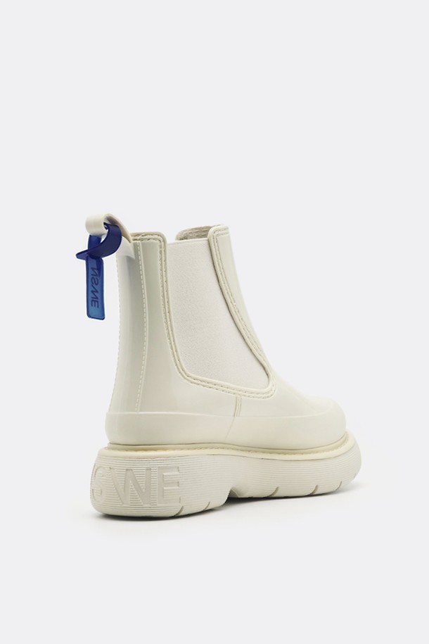 라곰(LAGOM) 첼시 레인부츠 5CM -NSW201은 여성용 레인부츠로, 다양한 스타일을 소화할 수 있는 6가지 컬러(블랙, 아이보리, 베이지, 카키, 브라운, 그레이)로 출시되었습니다. 라운드 앞코에 청키힐 굽(5cm)으로 디자인되어, 궂은 날씨에도 안정적인 착화감을 제공하며, 일상 및 여행 시 출근룩, 여행룩에 매치하기 좋습니다. 무지 패턴의 슬립온 스타일로, 미니멀, 클래식, 캐주얼 룩에 모두 잘 어울립니다. 방수 기능을 갖춘 고무 소재로 제작되어 사계절 내내 활용 가능합니다.
