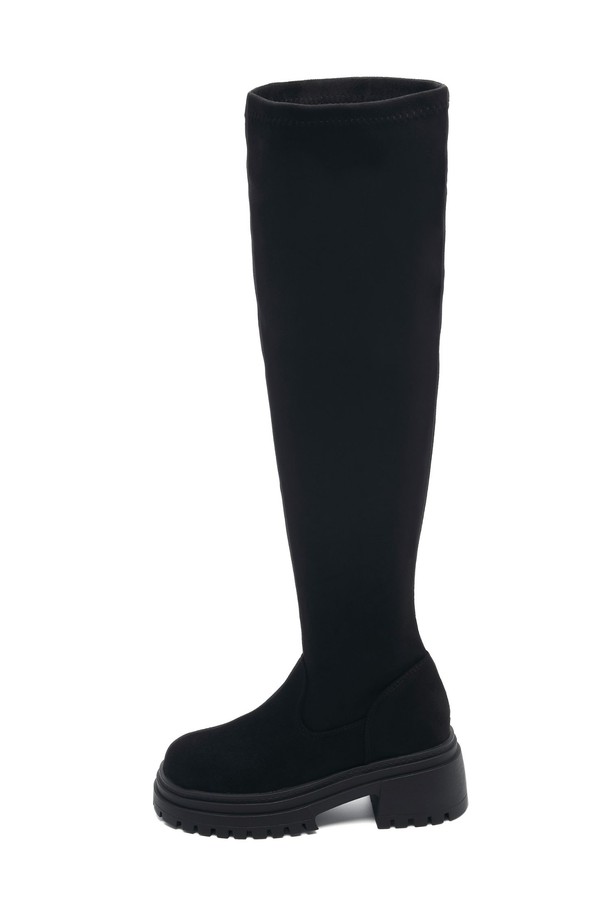 Slouchy Flatform Cy 하이 롱 부츠 -UA9057 (2color)는 여성용 롱부츠입니다. 가을, 겨울 시즌에 어울리는 이 부츠는 무지 패턴의 슬러치 디자인과 플랫폼 굽으로 시크하고 미니멀한 스타일을 연출합니다. 출근룩과 모임룩 모두 소화 가능하며, 2가지 색상으로 제공됩니다. 굽 높이는 플랫폼이며, 롱 탑라인이 특징입니다.
