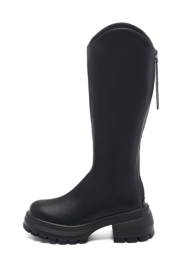 세련된 스타일을 완성하는 슬라우치 플랫폼 롱 부츠 -UA9054 (3color)입니다. 부드러운 합성가죽 소재로 제작되어 가을, 겨울 시즌에 따뜻하고 편안하게 착용할 수 있습니다. 굽 높이는 플랫폼 타입의 통굽으로 안정감을 더했으며, 라운드 토우 디자인과 슬라우치 디테일이 트렌디한 감각을 선사합니다. 지퍼 여밈으로 신고 벗기 편리하며, 블랙 색상으로 다양한 출근룩과 모임룩, 클래식, 미니멀, 시크 스타일에 매치하기 좋습니다. 
