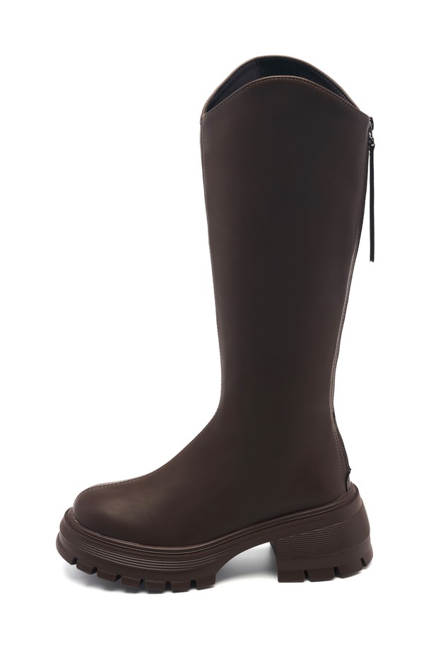 'Slouchy Flatform Long Boot -UA9054' (3color)는 여성스러운 무드를 연출하는 롱부츠입니다. 라운드 토우 디자인과 슬라우치 탑라인으로 편안하면서도 세련된 실루엣을 자아냅니다. 합성가죽 소재에 통굽 플랫폼 디자인을 더해 안정적인 착화감과 키높이 효과를 동시에 제공합니다. 가을, 겨울 시즌 데일리룩부터 출근룩, 모임룩까지 폭넓게 활용 가능한 아이템입니다. 브라운 컬러와 지퍼 여밈 디테일로 클래식, 미니멀, 시크 스타일을 완성해보세요.
