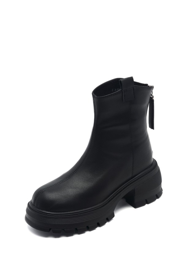 **Slouchy Span 플랫폼 미들 부츠 6cm -UA9053 (2color)**

세련된 여성의 발을 위한 슬라우치 스판 플랫폼 미들 부츠입니다. 비건 가죽과 합성가죽 소재로 제작되어 부드럽고 편안한 착용감을 선사합니다. 6cm 플랫폼 굽은 다리 라인을 더욱 길어 보이게 하며, 라운드 토 디자인과 슬립온 스타일로 편안함을 더했습니다. 블랙과 브라운 두 가지 색상으로 출시되어, 미니멀, 클래식, 캐주얼 등 다양한 스타일에 매치하기 좋습니다. 쿠션 인솔과 경량 아웃솔, 핸드메이드 마감으로 착화감까지 우수한 데일리 부츠입니다.
