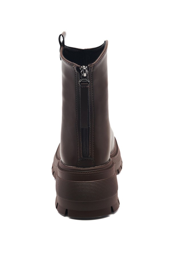 Slouchy Span 플랫폼 미들 부츠 6cm -UA9053 (2color)는 비건 가죽과 합성가죽 소재로 제작되어 가을, 겨울에 착용하기 좋은 여성 미들 부츠입니다. 라운드토 디자인에 6.5cm 청키힐과 플랫폼 굽으로 편안함과 스타일을 동시에 잡았습니다. 블랙, 브라운 두 가지 색상으로 출시되었으며, 지퍼형 여밈과 슬러치 탑라인으로 시크한 매력을 더합니다. 출근룩, 모임룩, 데이트룩 등 다양한 TPO에 활용 가능하며, 클래식, 미니멀, 시크 스타일에 잘 어울립니다. 경량, 쿠션감, TPR 아웃솔, 핸드메이드 디테일로 완성도를 높였습니다.
