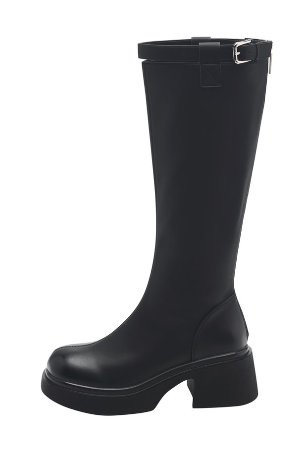 Coline Minimal (콜린 미니멀) 플랫폼 롱부츠 5.5cm -UA9063 (2color)는 미니멀하고 시크한 스타일을 추구하는 여성들을 위한 롱부츠입니다. 비건 가죽과 합성가죽 소재로 제작되어 부드러운 착용감을 선사하며, 라운드 토우 디자인과 무지 패턴으로 어떤 스타일에도 잘 어울립니다. 5.5cm 플랫폼 굽과 ZE-RUN Solite™ 기술, 라텍스 쿠션 인솔 적용으로 편안한 착화감을 제공하며, 백지퍼 클로징으로 신고 벗기 편리합니다. 블랙과 다크브라운 두 가지 컬러로 출시되어 출근룩, 모임룩, 데이트룩 등 다양한 TPO에 활용 가능합니다. 스트랩 디테일이 돋보이는 탑라인이 특징이며, 일반 발볼에 맞춰 제작되었습니다.
