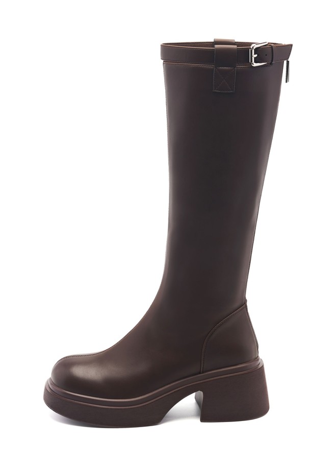 Coline(콜린) Minimal(미니멀) 플랫폼 롱부츠 5.5cm -UA9063 (2color)는 여성 고객을 위해 디자인된 롱부츠입니다. 비건 가죽 및 합성가죽 소재를 사용하여 가을, 겨울 시즌에 따뜻하고 스타일리시하게 착용할 수 있습니다. 5.5cm 플랫폼 굽과 라운드 토우 디자인으로 편안함과 레트로 무드를 동시에 선사하며, 미니멀한 디자인과 탑 스트랩 디테일이 특징입니다. 블랙, 다크브라운 두 가지 색상으로 출시되어 출근룩, 모임룩, 데이트룩 등 다양한 TPO에 활용 가능하며, 백지퍼 디자인과 슬리밍 효과로 시크한 연출을 돕습니다. 라텍스 쿠션 인솔과 경량 설계를 더해 편안한 착용감을 제공하며, 핸드메이드로 제작되어 높은 퀄리티를 자랑합니다.
